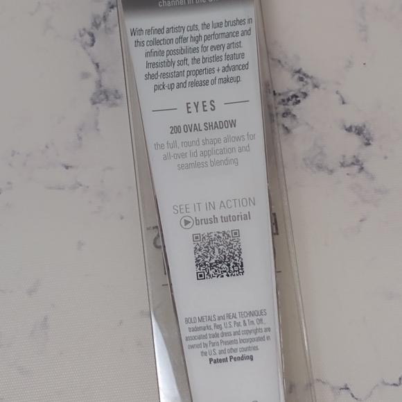 Real Techniques Bold Metals Collection 200 OVAL SHADOW BRUSH New In Box - Picture 4 of 4